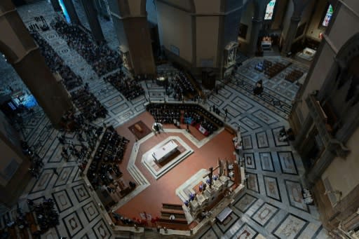 Some 1,500 people packed Florence's renowned Duomo for Franco Zeffirelli's funeral while thousands more gathered outside the cathedral to bid a final farewell