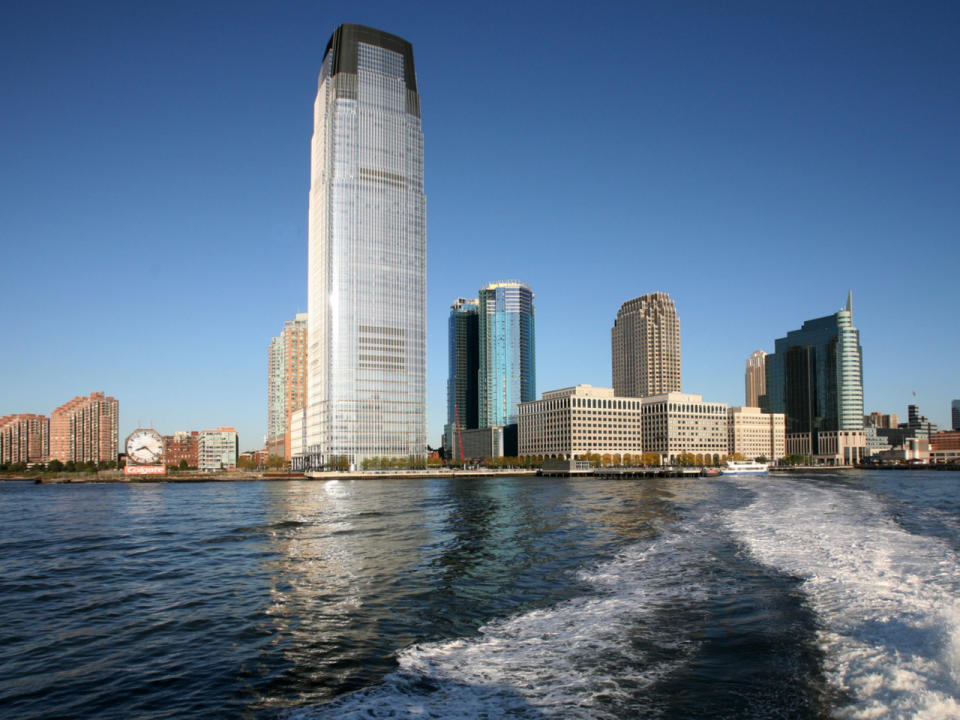 Es ist die erste Adresse an der Wall Street: Die Investmentbank Goldman Sachs. Den Bau der New Yorker Filiale ließ sich das Bauunternehmen Tishman Constrution ordentlich bezahlen: 1,8 Milliarden Euro kamen am Ende zusammen. (Bild-Copyright: Mark Lennihan/AP Photo)