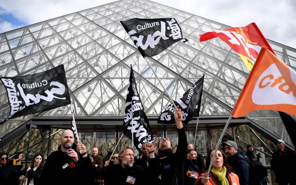 Workers block entry to the Louvre - CHRISTOPHE ARCHAMBAULT/AFP