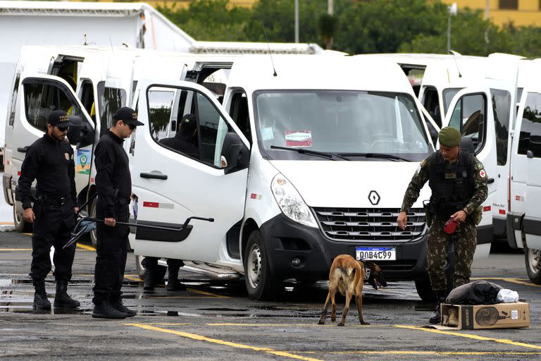 Agentes de seguridad hacen inspecciones de bombas en Brasilia, tras la reciente escalada de amenazas