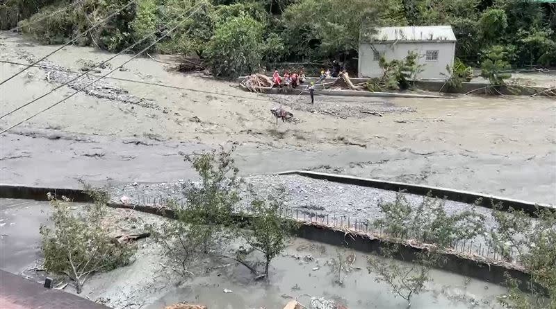 廬山溫泉區今約有20人渡河，平安撤離。（圖／翻攝畫面）