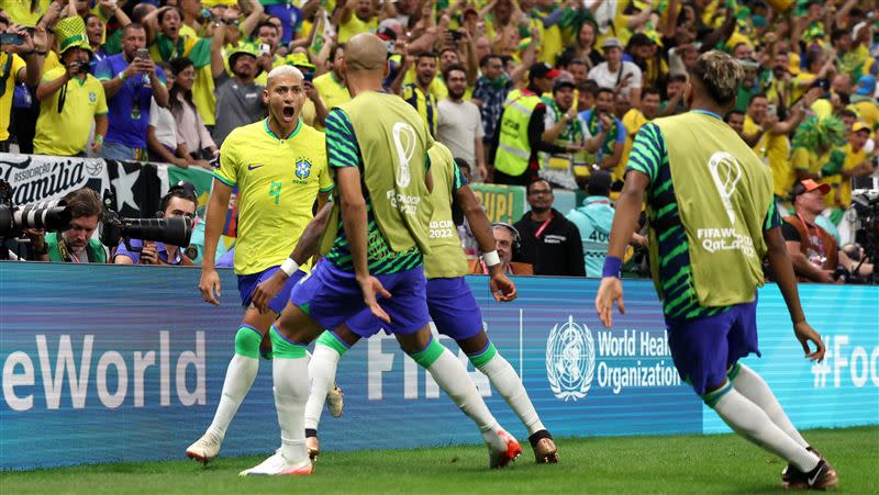 巴西隊前鋒理查利森（左一）梅開兩度帶領巴西旗開得勝。(圖／翻攝自FIFA推特)