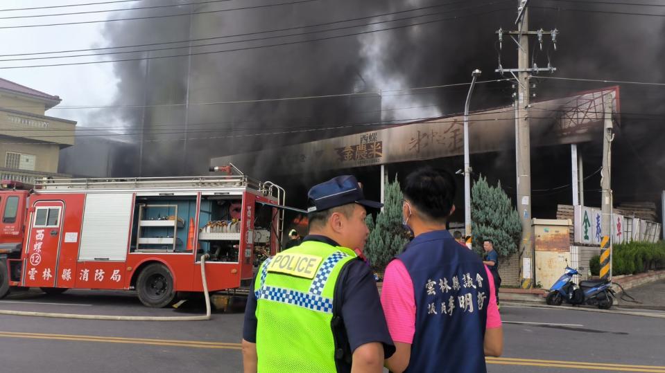 雲林縣西螺鎮金農米碾米廠14日上午發生火警，火勢猛烈，幸無人受困。翻攝雲林縣議員李明哲臉書