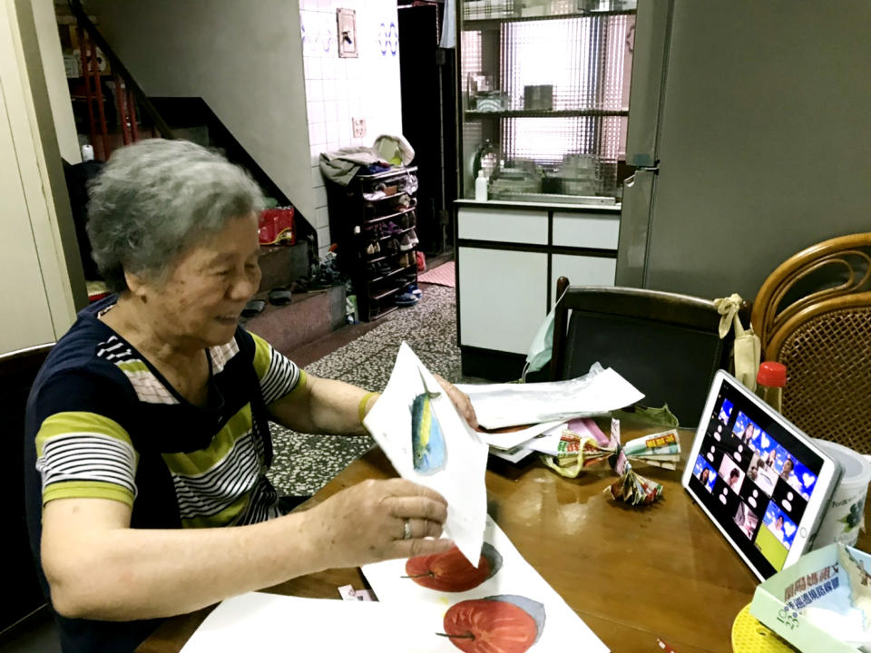 新活藝術表示，透過線上藝術療癒工作坊，85歲吳阿嬤於疫情期間也能在線上與其他長者保持互動，相互鼓勵度過疫情難關。(孫女吳孟穎提供)