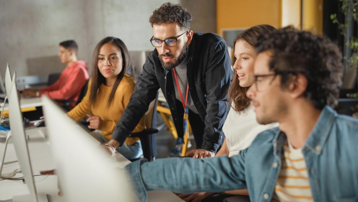 <a href="https://www.shutterstock.com/es/image-photo/lecturer-helps-scholar-project-advising-on-2102457295" rel="nofollow noopener" target="_blank" data-ylk="slk:Gorodenkoff / Shutterstock;elm:context_link;itc:0;sec:content-canvas" class="link ">Gorodenkoff / Shutterstock</a>