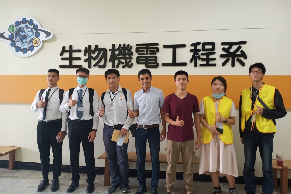 朱峻民老師（左四）期許學生在業界能有所發揮，成為業界真正需要的人才