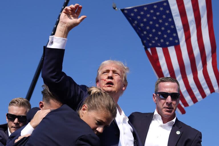 Trump dejó una imagen icónica que potenciará su campaña camino a la Casa Blanca (AP Photo/Evan Vucci)