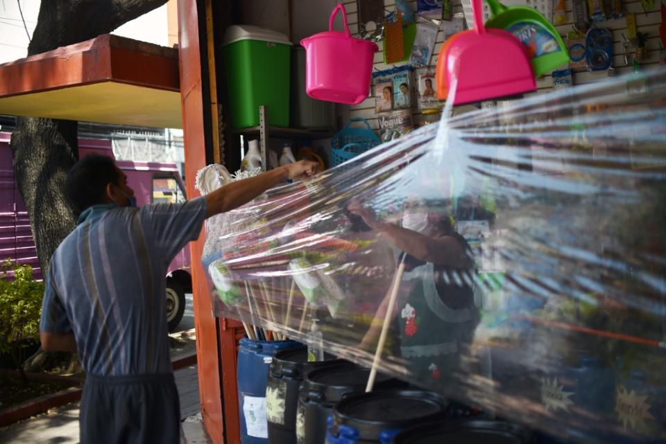 El Fondo añadió que el panorama continúa siendo "precario" en las economías emergentes, "con muchos países de América Latina severamente afectados por la pandemia enfrentando recesiones muy profundas".