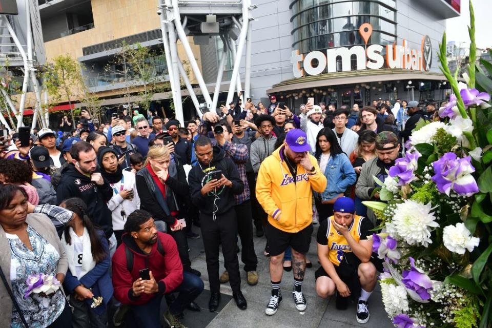 Hundreds gathers on Monday morning, AEST, after news of the death broke. Source: Getty