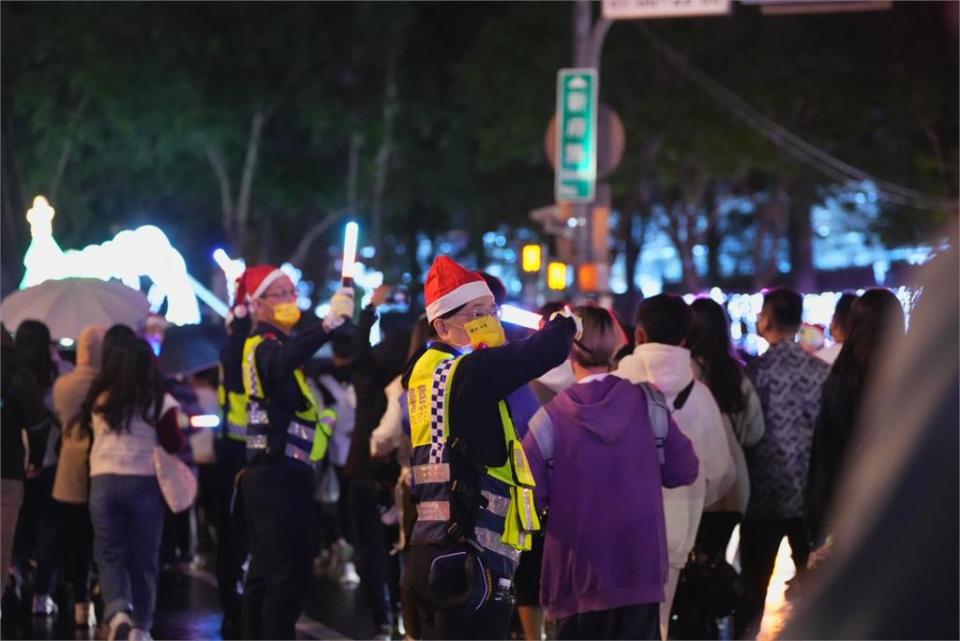 「是警察不是小丑！」耶誕城員警戴聖誕帽值勤挨轟 新北警局回應了