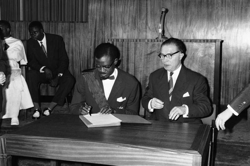 1960年6月30日，剛果共和國第一任總理盧蒙巴（Patrice Lumumba，左）簽署獨立法案，右為比利時總理艾斯肯斯（Gaston Eyskens）（AP）