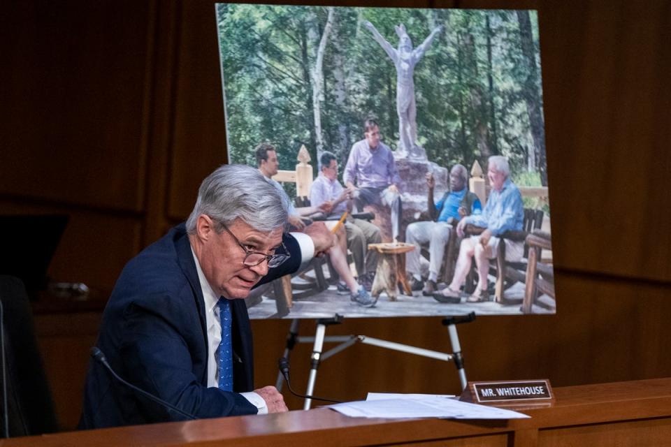 Senator Sheldon Whitehouse shows a photo-realistic painting of Clarence Thomas with influential right-wing figures that hangs inside a vacation home owned by a GOP megadonor. (EPA)