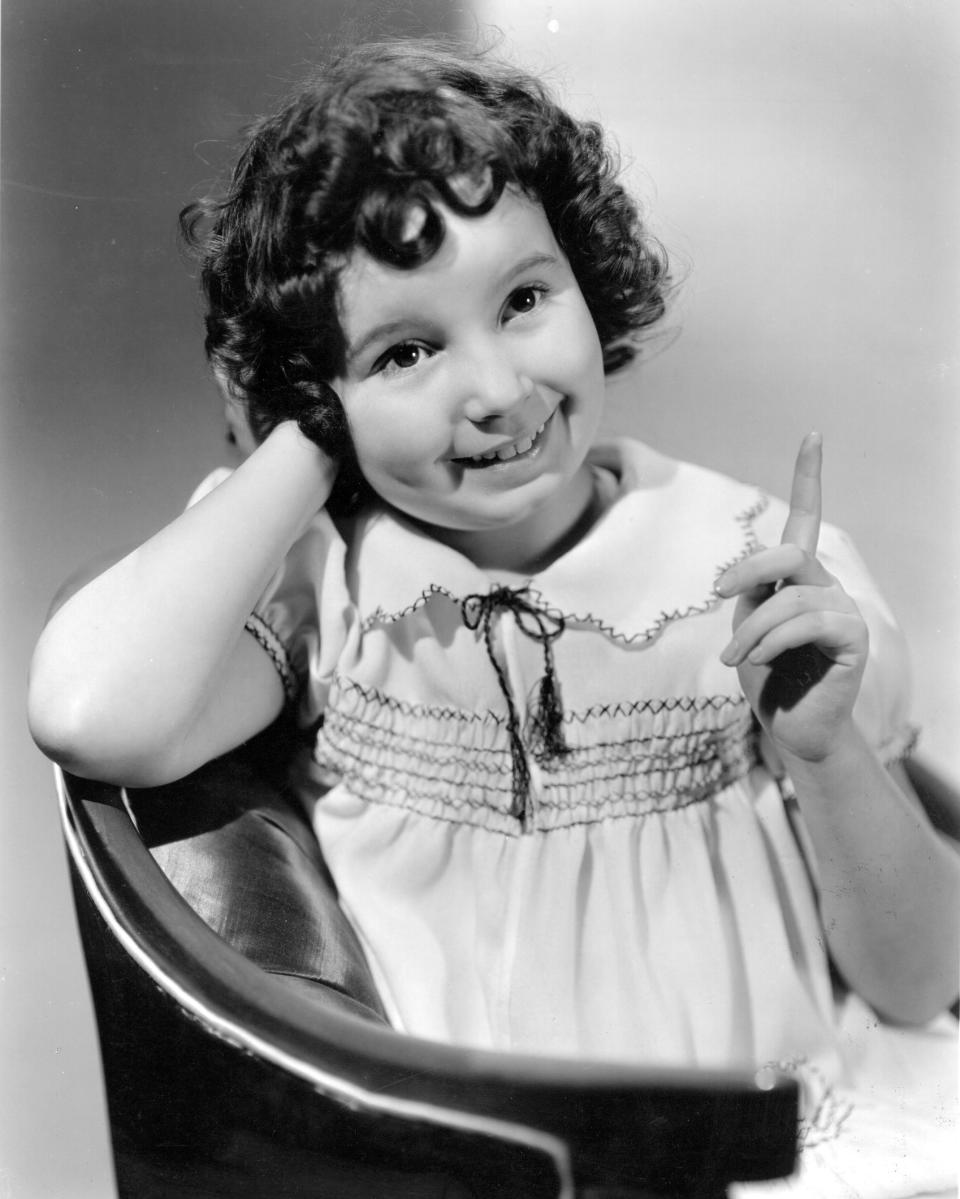 Alrededor de 1934: Cora Sue Collins, la actriz infantil de MGM a la que se le dio un contrato a largo plazo después de su papel como la joven reina en la película 'Queen Christina'. (Foto de Virgil Apger/Margaret Chute/Getty Images)