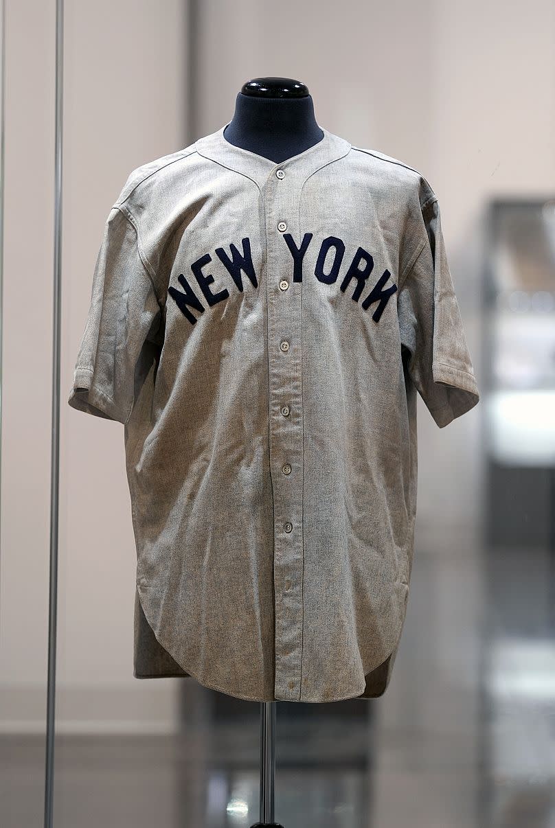 Babe Ruth, aki New York Yankees mezt visel az 1932-es világbajnokságon "A golyót hívták" A mez 2024. augusztus 21-én kerül felajánlásra a texasi Irvingben, a Heritage Auction-en. 