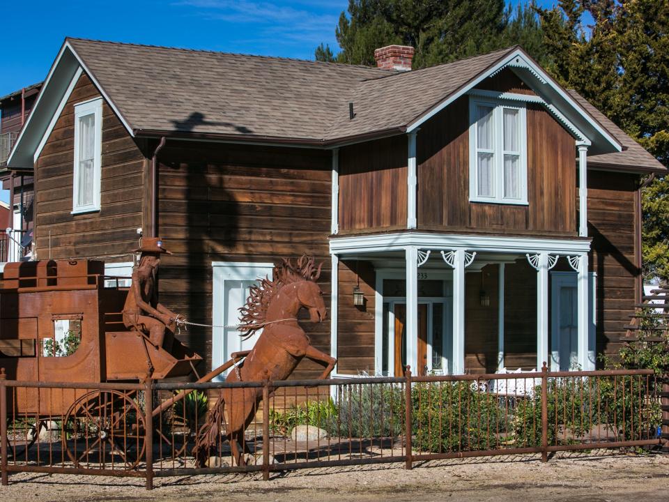 a brown building in los almos