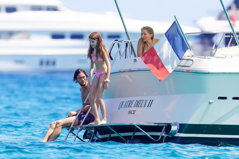 La actriz, Sienna Miller disfrutó de sus vacaciones en St Tropez. La actriz, de 41 años, fue fotografiada en un resort francés con su novio Oli Green, de 26, y su hija Marlowe