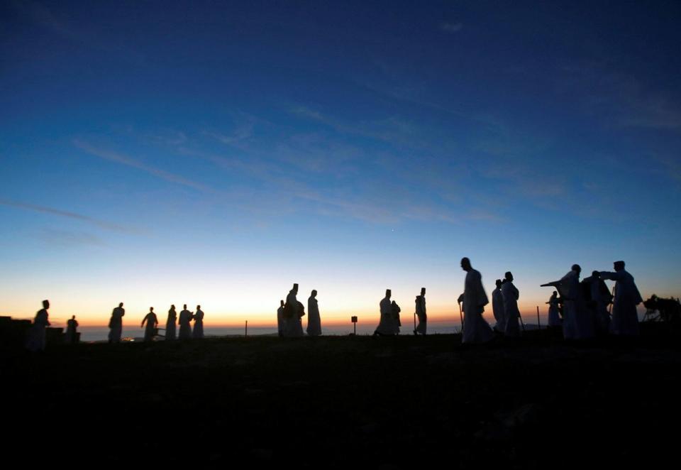 <p>Mitglieder der Samaritaner nehmen nahe der Stadt Nablus in den palästinensischen Autonomiegebieten an einer traditionellen Pilgerreise zum jüdischen Pessachfest teil. (Bild: Abed Omar Qusini/Reuters) </p>