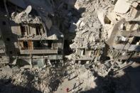 People dig in the rubble in an ongoing search for survivors at a site hit previously by an airstrike in the rebel-held Tariq al-Bab neighborhood of Aleppo, Syria, September 26, 2016. REUTERS/Abdalrhman Ismail