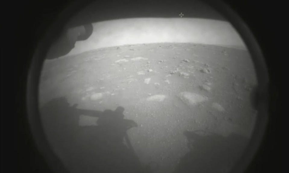 Das Bild hat die NASA zur Verfügung gestellt und zeigt das erste Foto des Perseverance-Rovers von der Marsoberfläche. Foto: NASA / AP / dpa