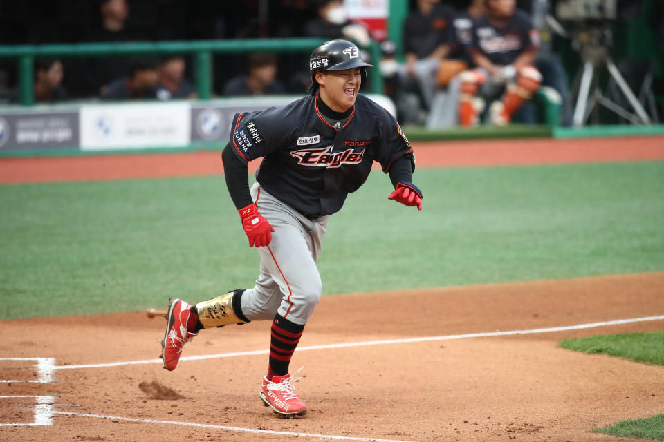 INCHEON, SOUTH KOREA - MAY 29: Infielder Roh Si-Hwan #8 of Hanwha Eagles ground out in the top of third inning during the KBO League game between Hanwha Eagles and SK Wyverns at the Incheon SK Happy Dream Park on May 29, 2020 in Incheon, South Korea. (Photo by Chung Sung-Jun/Getty Images)