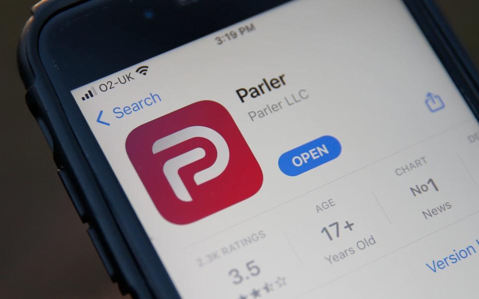 Parler ist derzeit nicht mehr über die App-Stores von Google und Apple verfügbar. (Bild: Getty Images/Hollie Adams).