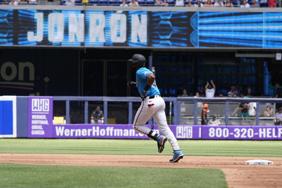 The board behind Miami Marlins designated hitter Bryan De La Cruz lights up with "Jonron," Spanish for home run, as he rounds second base during the second inning of a baseball game against the Atlanta Braves, Sunday, April 14, 2024, in Miami. (AP Photo/Wilfredo Lee)