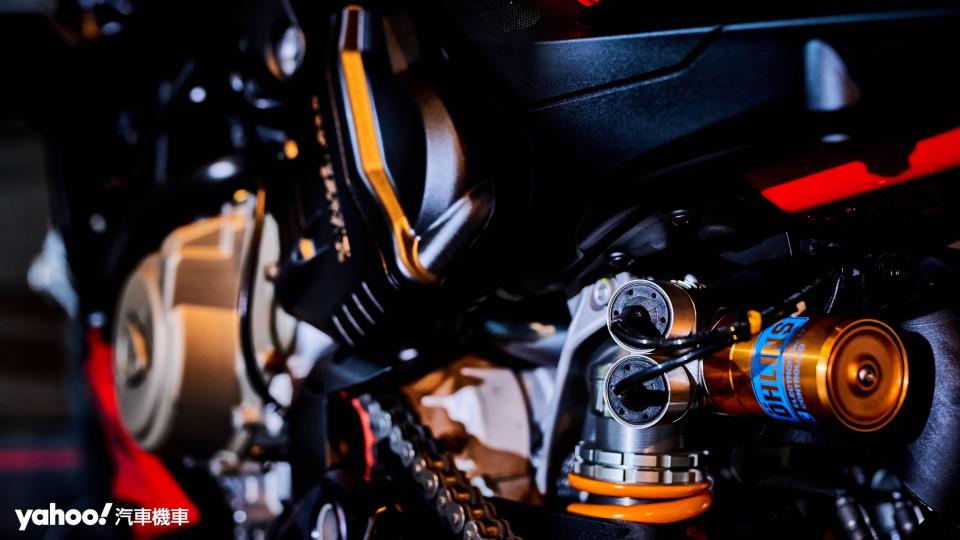 採用相同的Öhlins TTX36後避震與基於Öhlins Smart EC2.0電子控制的Ducati Electric Suspension, DES Evo輔助系統，Streetfighter V4 S僅有前叉配置與Panigale V4 S有所差異。