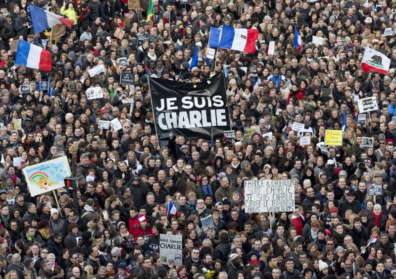 2015年法國諷刺刊物《查理週刊》槍擊案，巴黎與全球各地群眾聲援，高舉「我是查理」。（AP）