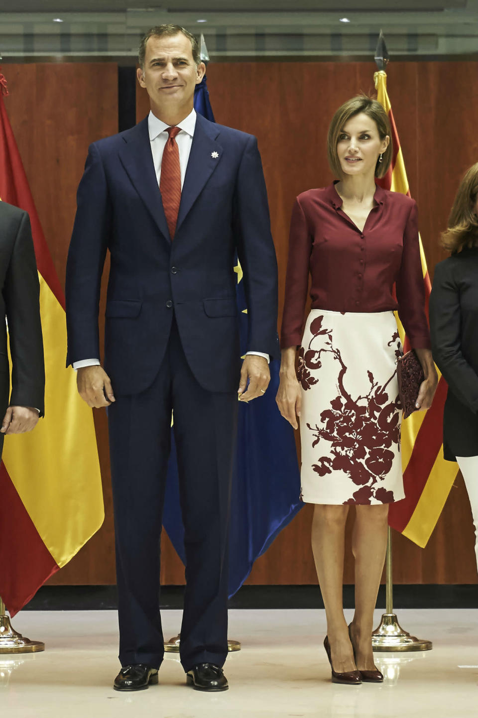 Lo mismo ocurre con la blusa color marsala y falda lápiz estampada que vimos por última vez en el XXXV aniversario del Tribunal Constitucional. (Foto: Carlos Álvarez / Getty Images Entertainment / Getty Images).