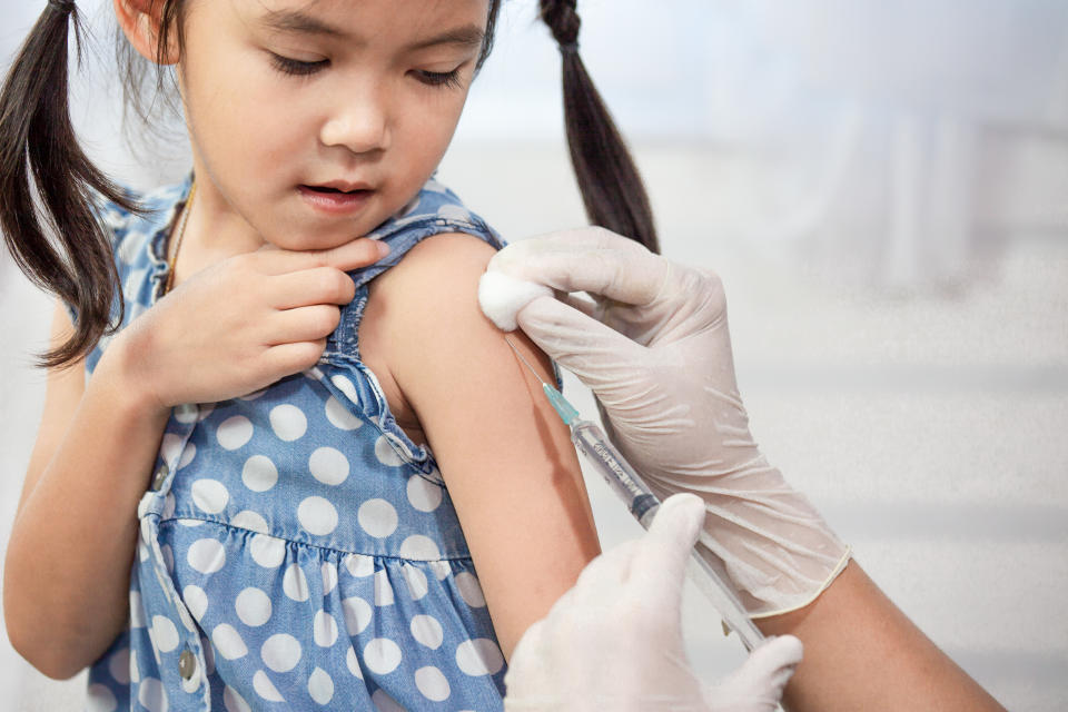 「到底該不該給孩子打疫苗？」成為許多家長苦惱的問題，小兒科醫師黃瑽寧也提出建議。（示意圖，非圖片當事人。圖片來源：Getty Creative）