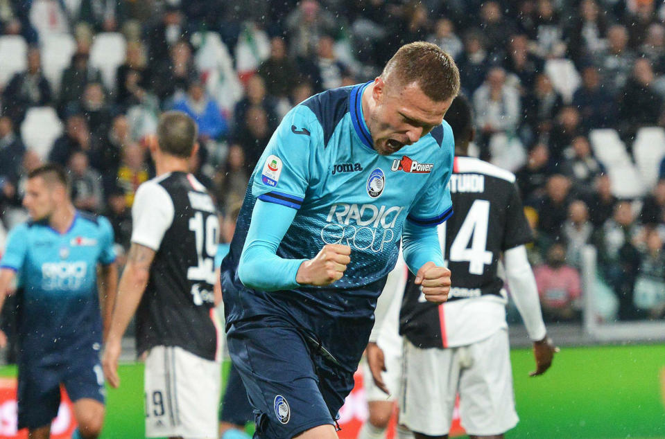 Josip Ilicic del Atalanta celebra tras anotar un gol durante el partido de la Serie A italiana contra la Juventus, en Turín, Italia, el domingo 19 de mayo de 2019. (Alessandro Di Marco/ANSA vía AP)