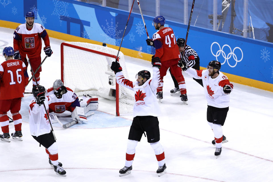 <p>15h34 : Au lendemain de leur défaite surprise en demi-finale, les hockeyeurs canadiens s’imposent 6-4 face aux Tchèques au terme d’un match intense. </p>