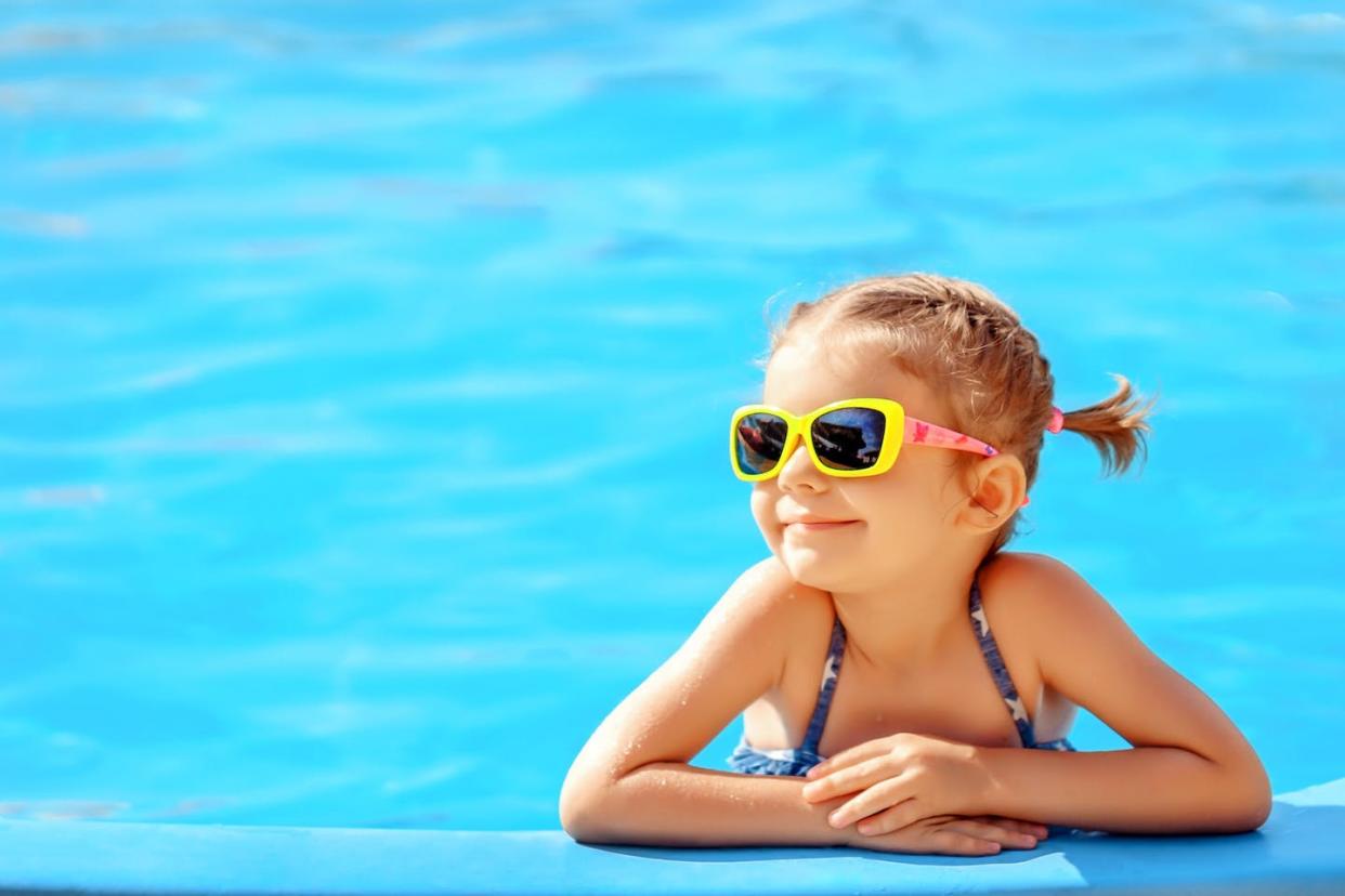 <a href="https://www.shutterstock.com/es/image-photo/smiling-cute-little-girl-sunglasses-pool-789807199" rel="nofollow noopener" target="_blank" data-ylk="slk:SOK Studio / Shutterstock;elm:context_link;itc:0;sec:content-canvas" class="link ">SOK Studio / Shutterstock</a>