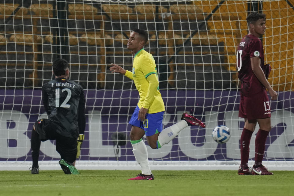 Pedrinho, de Brasil, festeja tras anotar el segundo tanto de su equipo ante Venezuela en el Sudamericano Sub20, el viernes 3 de febrero de 2023, en Bogotá (AP Foto/Fernando Vergara)