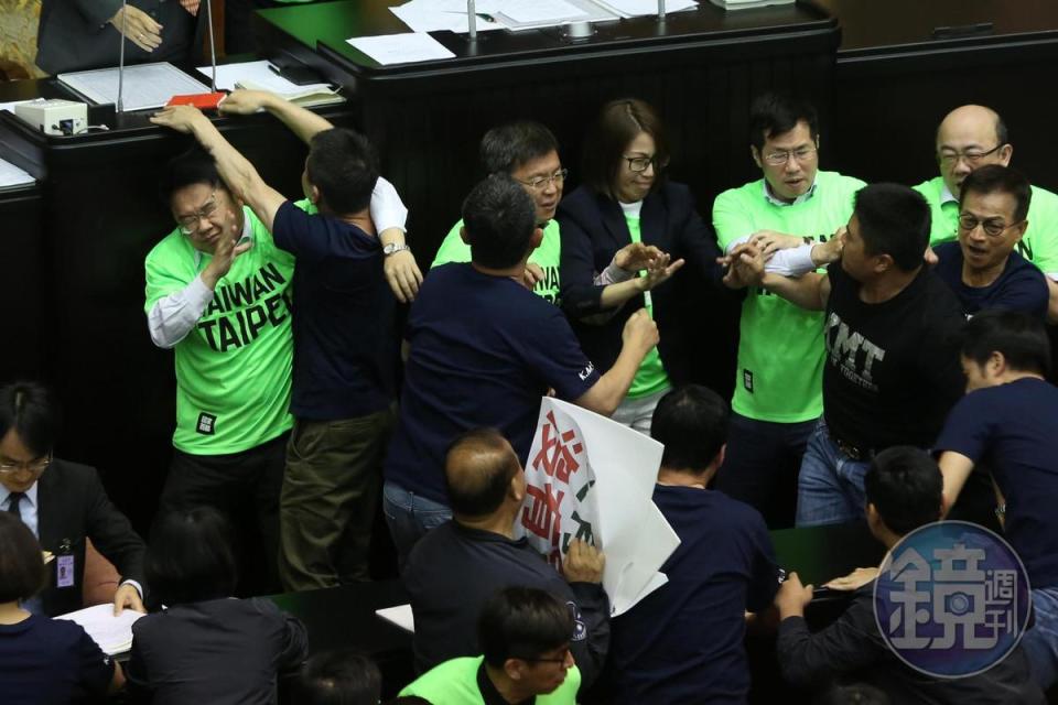 國民黨立委林為洲（左2）一度試圖拔主席台上的麥克風。