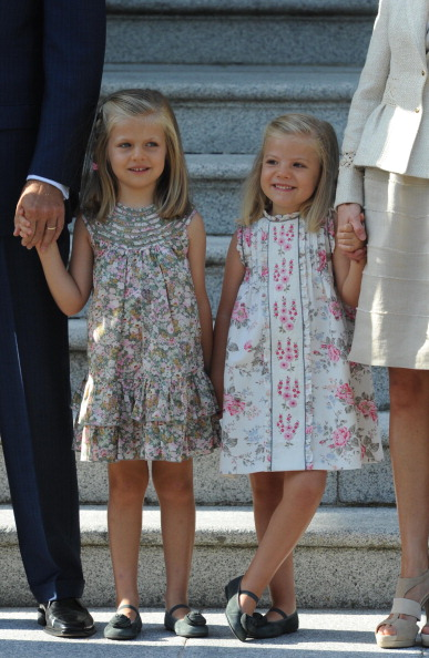 Leonor parece disfrutar de cierta complicidad con su hermana durante un acto oficial en 2011.