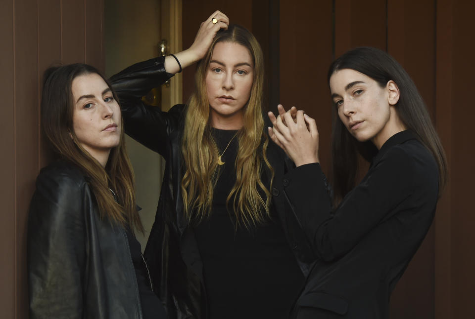 Las hermanas Haim, de izquierda a derecha Alana, Este y Danielle de la banda HAIM posan en Los Angeles el 22 de febrero de 2021. (Foto AP/Chris Pizzello)