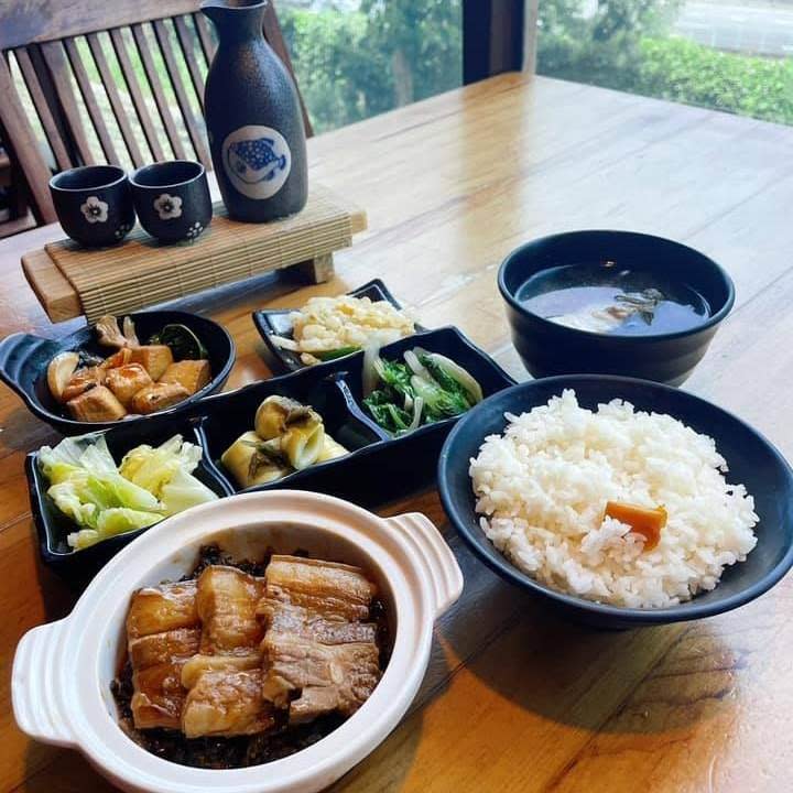 「桐花村客家料理」菜單品項選擇眾多。