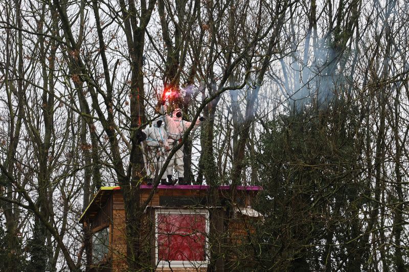 German police clash with activists in showdown over coal mine expansion in Luetzerath