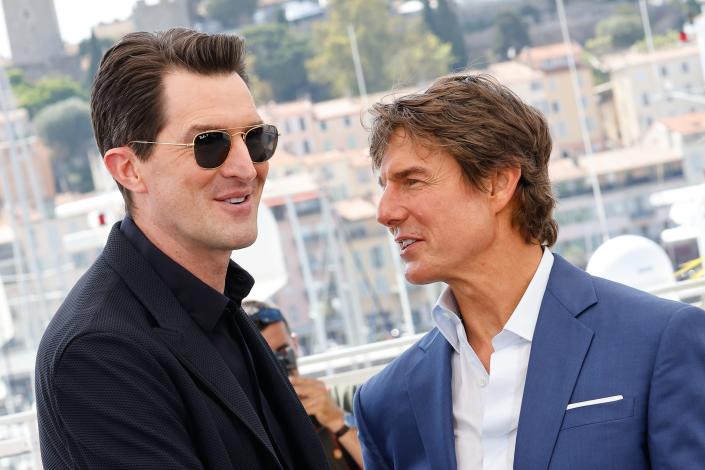 Joseph Kosinski and Tom Cruise next to each other talking