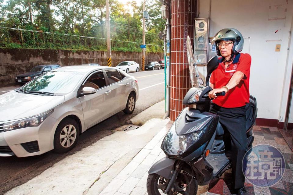 每天早上台股開盤前，蘇松泙會騎摩托車到距離住家不到5分鐘的號子，準備下單交易。