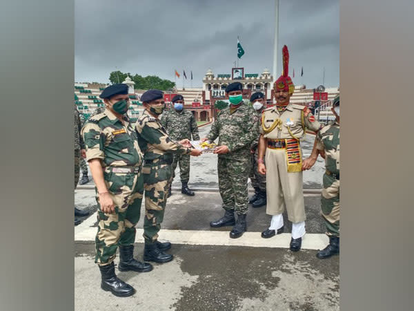 Border Security Force offering sweets to Pakistan Rangers (Photo/ANI)