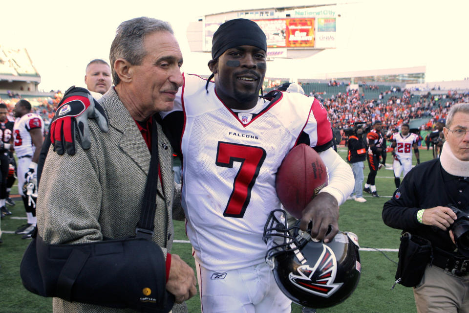 Arthur Blank and Michael Vick in 2006. (Photo by Michael Hickey/Getty Images)