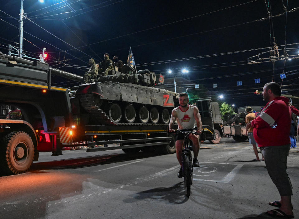 Les combattants du groupe mercenaire spécial Wagner se retirent du quartier général du district militaire sud pour retourner à la base, dans la ville de Rostov-on-Don, Russie, le 24 juin 2023. REUTERS/Stringer