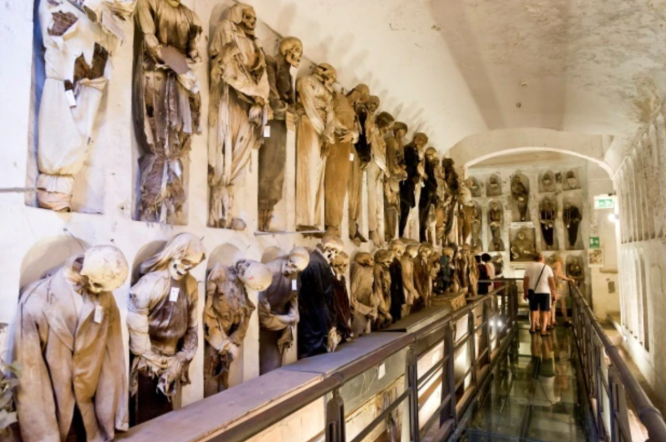 義大利西西里島巴勒莫的「卡普奇尼地下墓穴（Capuchin Catacombs）」，據傳裡面竟藏有1284具木乃伊遺體，其中包含了163具童屍，在當地可說是相當有名的墓葬地。（圖／翻攝自推特）