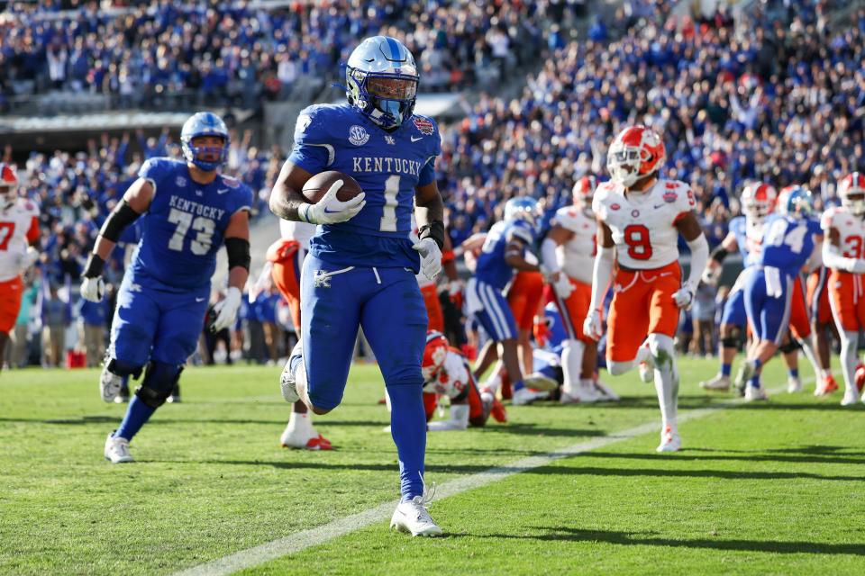 Dec 29, 2023; Jacksonville, FL, USA; Kentucky Wildcats running back Ray Davis (1) runs into the end zone for a touchdownagainst the Clemson tigers in the fourth quarter during the Gator Bowl at EverBank Stadium. Mandatory Credit: Nathan Ray Seebeck-USA TODAY Sports