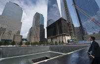 <b>Ground Zero, New York</b><br><br> Hatte New York nach dem Anschlag auf die Twin Towers vom 11. September 2001 zunächst noch mit einem abflauenden Tourismus zu kämpfen, so gibt es mittlerweile sogar Besucher, die die Stadt extra besuchen, um „Ground Zero“ zu sehen. Das Gelände auf dem einst das World Trade Center stand, mauserte sich zum Touristenmagneten. <br><br> Auch Bayerns Finanzminister Markus Söder (CSU, im Bild) hat kürzlich die Gedenkstätte "9/11 Memorial" auf dem Gelände des Ground Zero in News York besucht. (Bild: dapd)