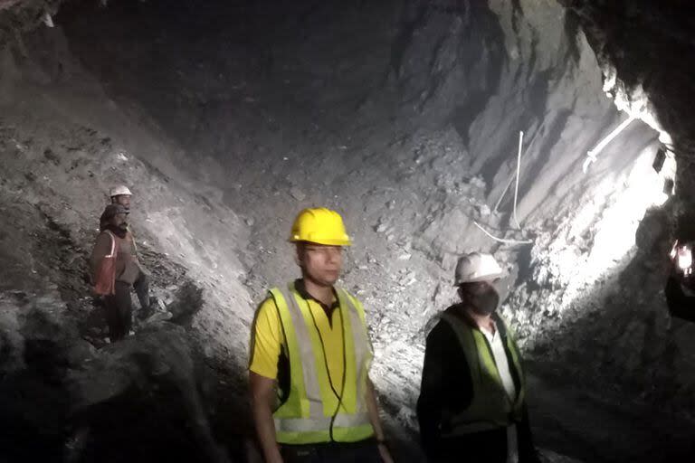 Trabajadores de rescate en el lugar donde se derrumbó un túnel en el distrito de Uttarkashi