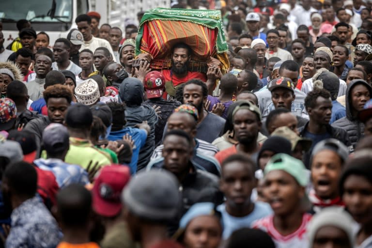 Le cercueil d'Ibrahim Kamau, 19 ans, accompagné par la foule dans les rues de Nairobi, le 28 juin 2024 (LUIS TATO)