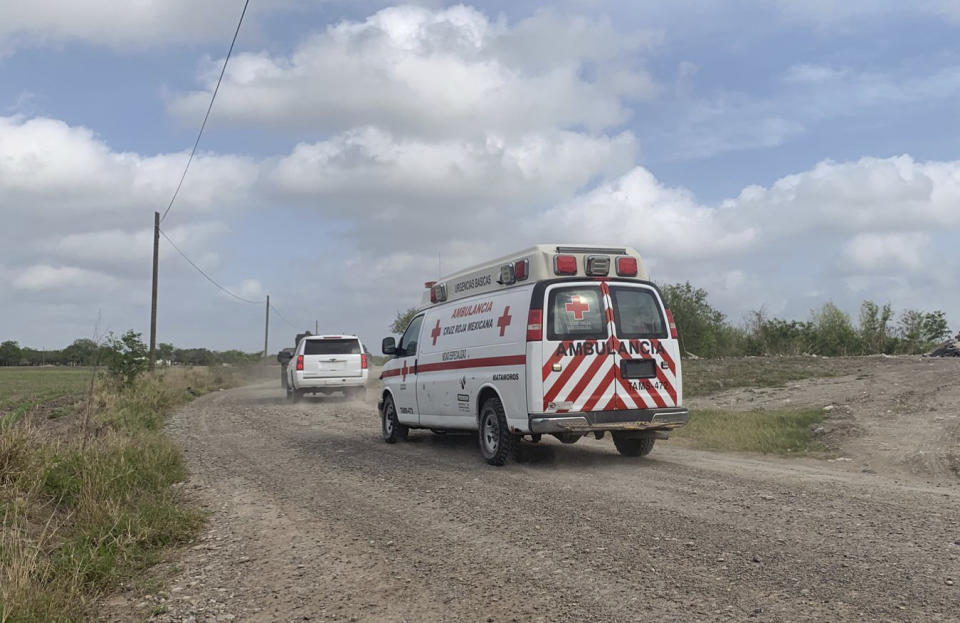 Una ambulancia de la Cruz Roja Mexicana transporta a dos estadounidenses encontrados con vida después de su secuestro en México la semana pasada, en el ejido Longoreño, el martes 7 de marzo de 2023, en las afueras de Matamoros, México. (AP Foto)
